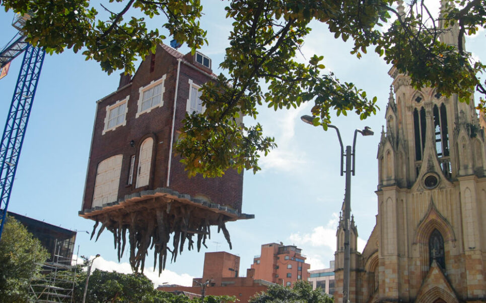 artista: Leandro Erlich (Argentina) Obra: Pulled by the Roots