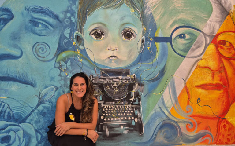 Liliana Martinez con su obra en aracataca el pueblo donde nació el Nobel de literatura Gabriel Garcia Marquez