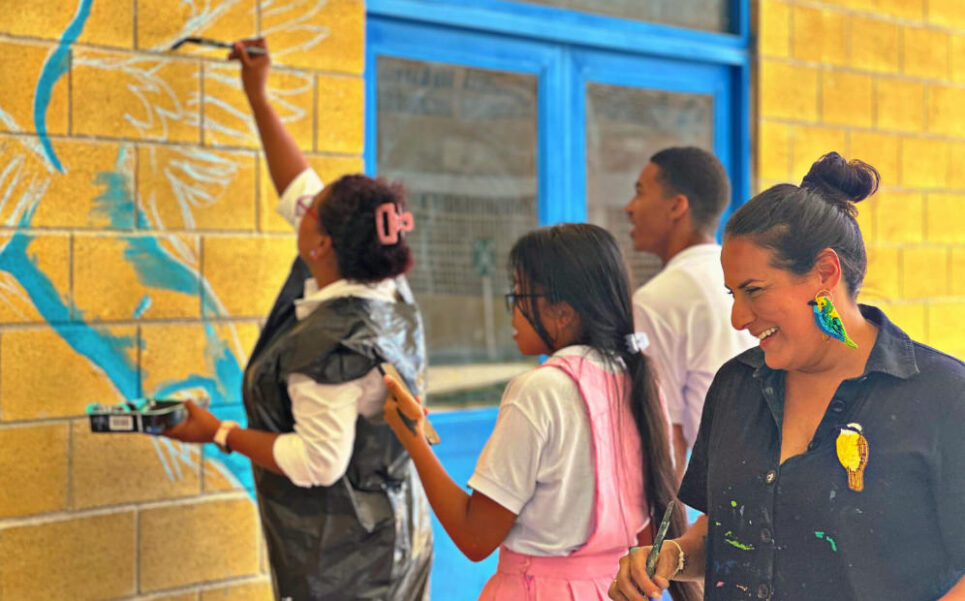 En la Fundacion Piez Descalzos de Shakira en Colombia