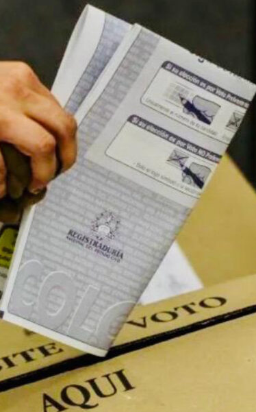 persona votando en Colombia