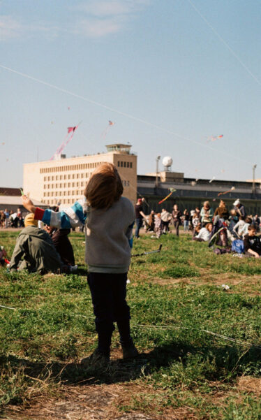 Motherhood - child with kite in Berlin